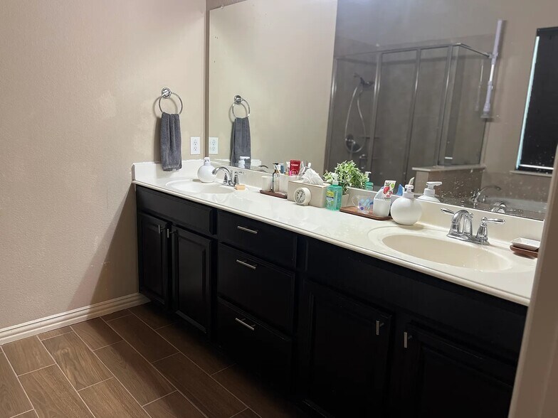 Master bathroom - double vanity - 12372 Payne St