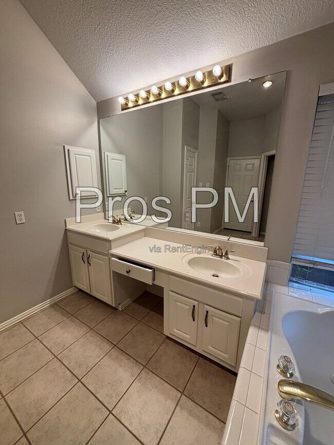 Building Photo - 2921 Meadow Glen Dr