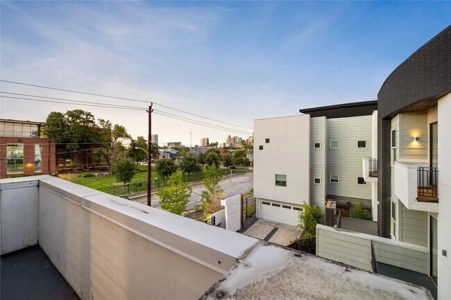 Building Photo - 4117 Chartres St