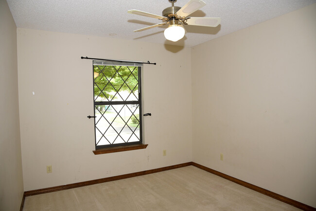 Building Photo - 1129 Troon Dr E