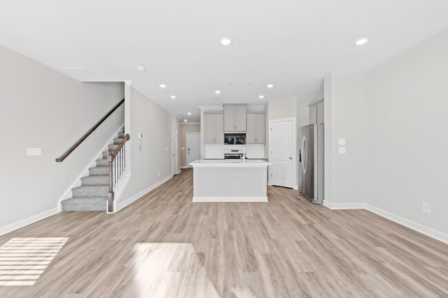 Building Photo - 3BR/2BA Townhouse Available JUNE 5!