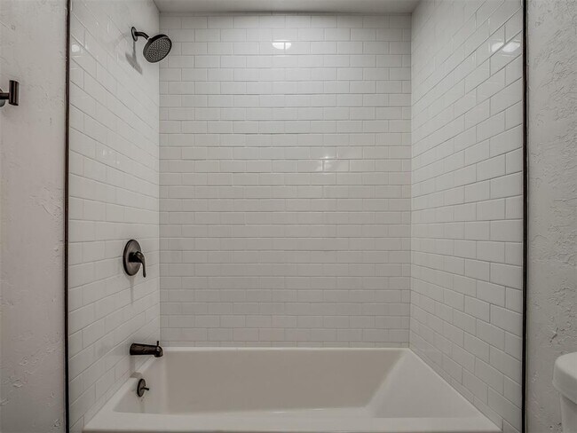 Building Photo - 131 W Acres St