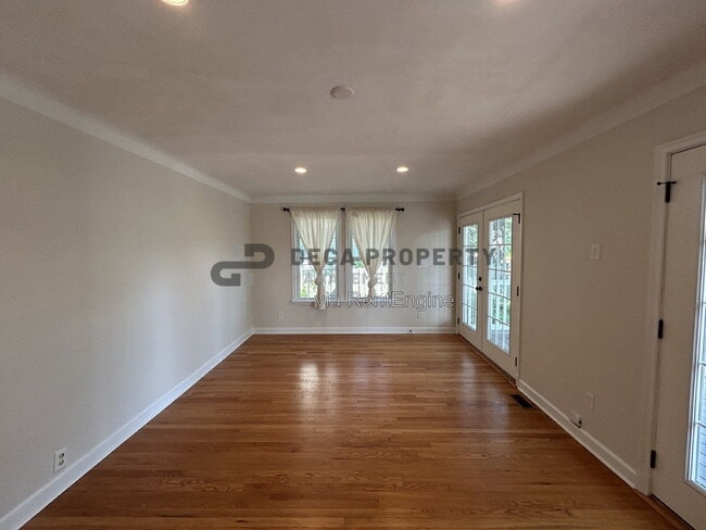 Building Photo - 203 W Cedar Ave