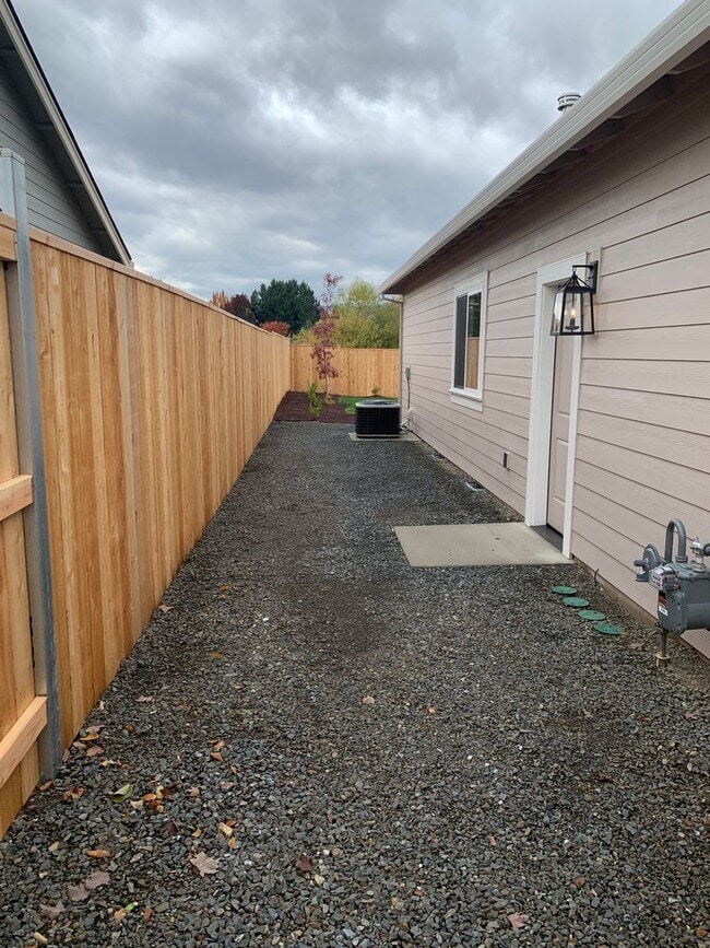Building Photo - 3 Bedroom 2 Bath Single Family home with L...