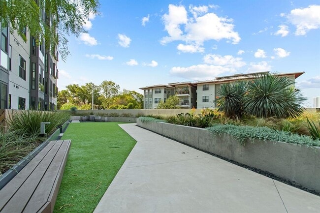 Building Photo - 800 Embassy Dr