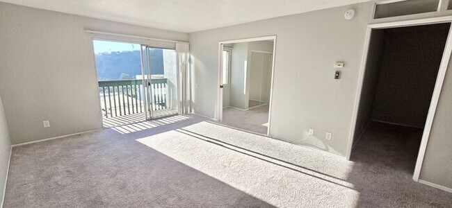 Building Photo - Charming 1-Bedroom Condo with Partial Bay Views & Summer Fireworks!