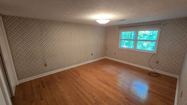 Building Photo - 4 Bed/2.5 Bath Brick Home - Kingsport TN