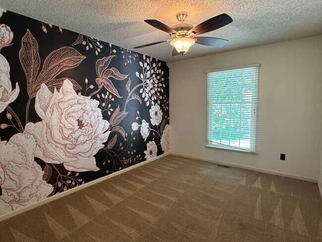 Building Photo - {12009} Available Immediately + Finished Lower Level + Olathe Schools