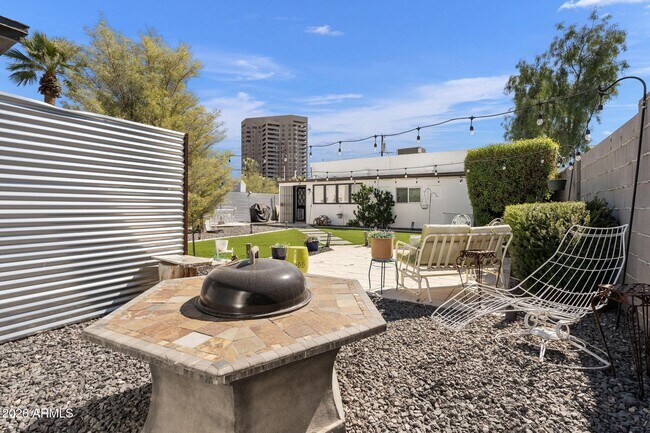 Building Photo - 930 E Whitton Ave