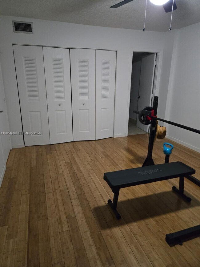 Building Photo - 4156 Inverrary Dr