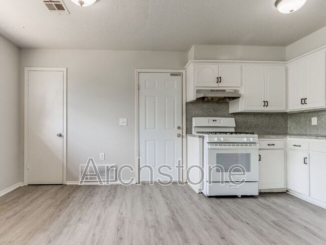 Building Photo - 4501 Meadowvale Dr