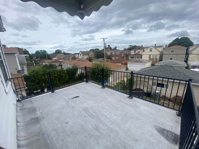 Building Photo - 1325 Clarence Ave