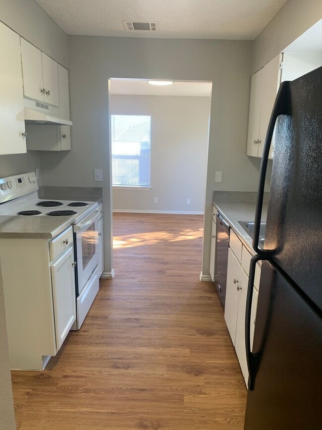 Building Photo - 3 bedroom 2 bath
