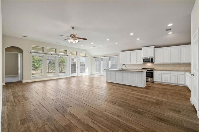 Building Photo - 421 Inspiration Dr