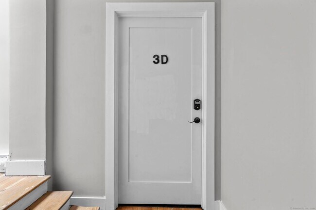 Building Photo - 111 Bank St