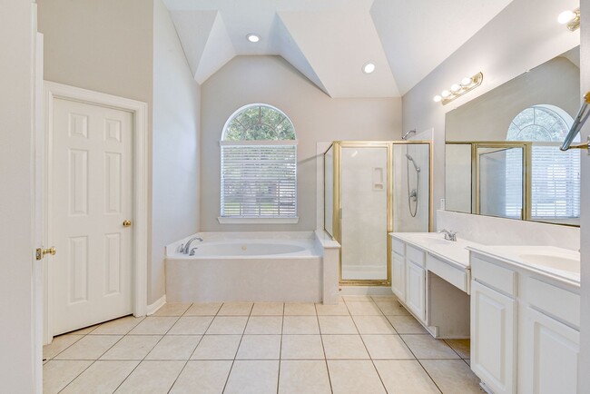 Building Photo - Beautiful 4 bedroom 2.5 bathroom with mass...