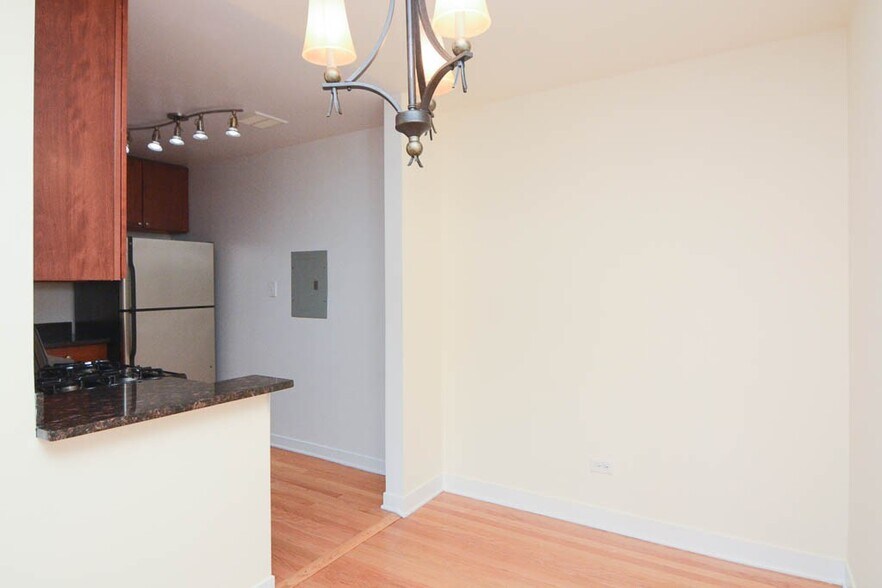 Building Photo - 628 W Wrightwood Ave