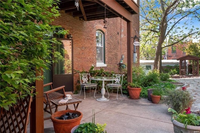 Building Photo - Lease this 2.5 story home in Historic Soulard