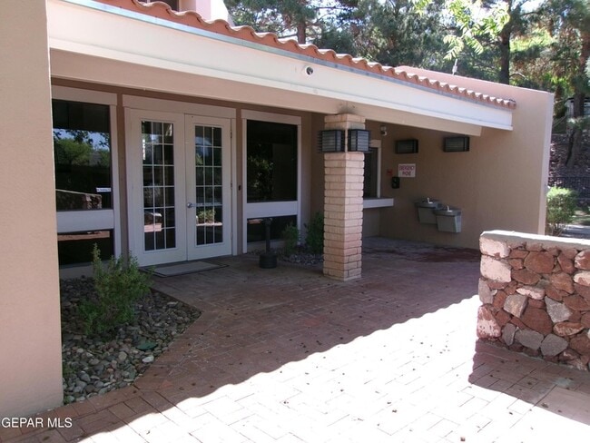 Building Photo - 5852 Mira Serena Dr