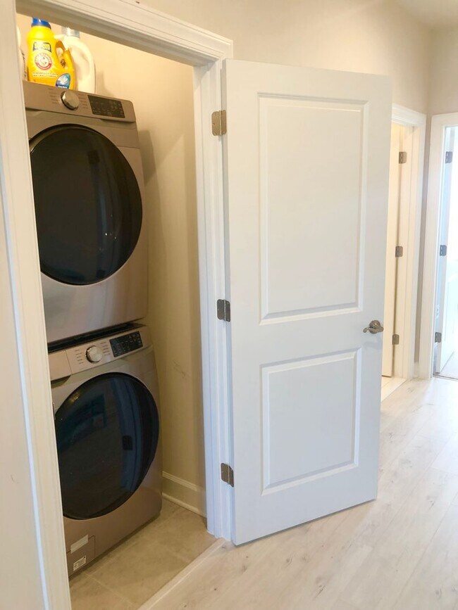 Building Photo - Newly Built Townhome with Tons of Space an...