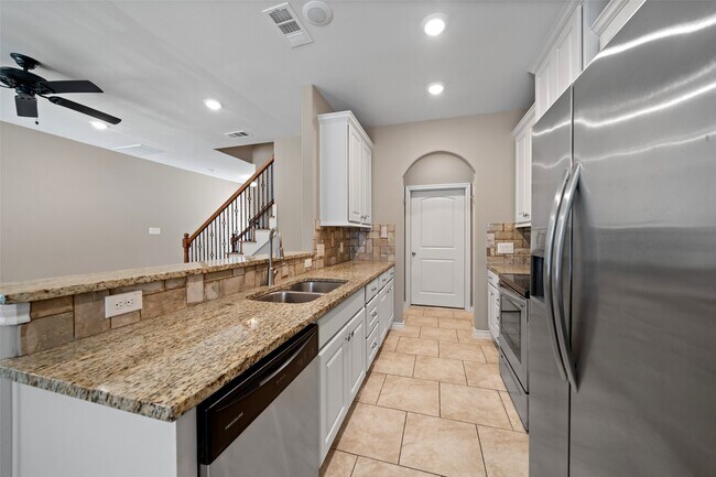 Building Photo - 1413 E April Villa