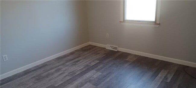 Building Photo - 4 bedroom 2.5 bath Home fo r rent Irwin, PA 15642