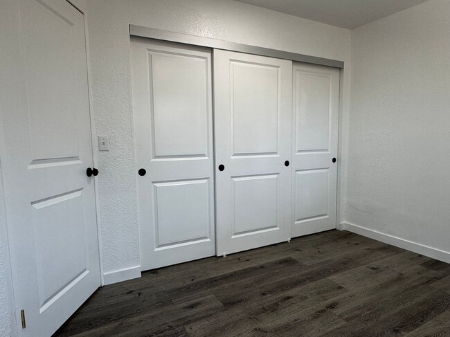 Building Photo - 4563 Bridgeview Ave