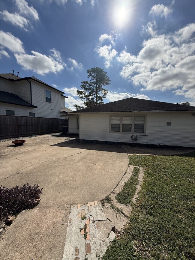 Building Photo - 1234 Gardenia Dr