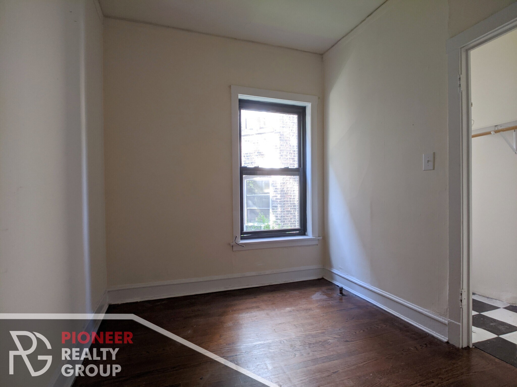 Building Photo - 2421 N Sawyer Ave