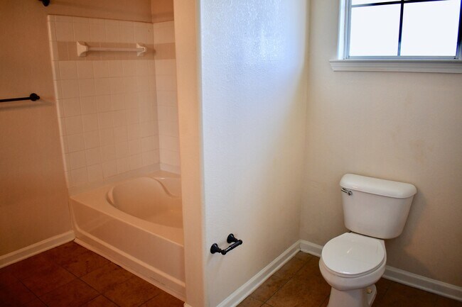 Building Photo - Gardens of Bridgehampton - 3 Bed - 3 Bath ...