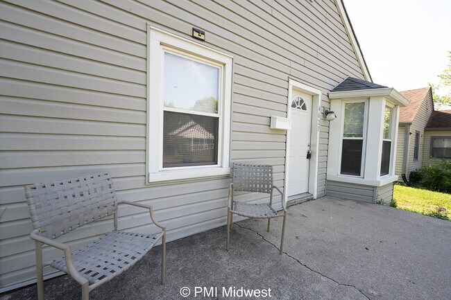Building Photo - "Charming 2-Bed Home with Gleaming Hardwoo...
