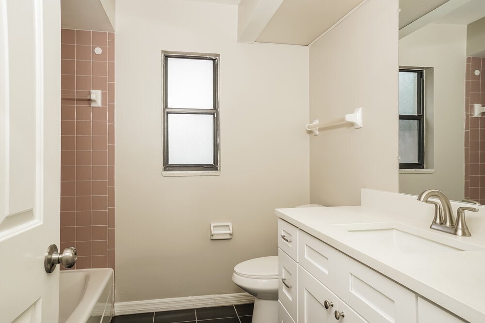 Building Photo - 5785 Colonial Oaks Blvd