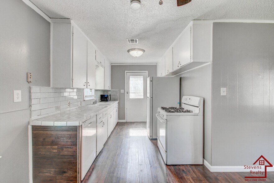 Building Photo - 1806 NW Lincoln Ave