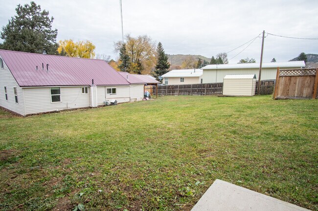 Building Photo - 471 W Elm St