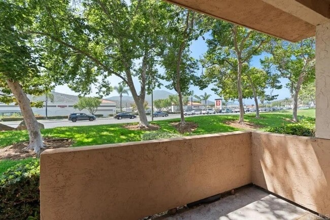 Building Photo - Conveniently Located - Available Immediately!