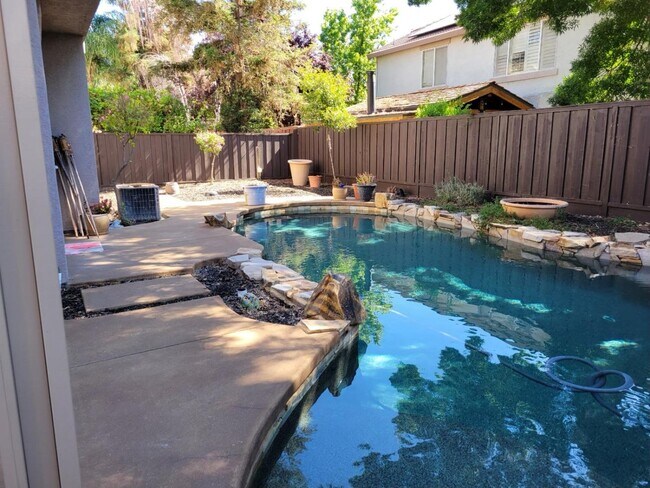 Building Photo - 1594 Dawnview Dr