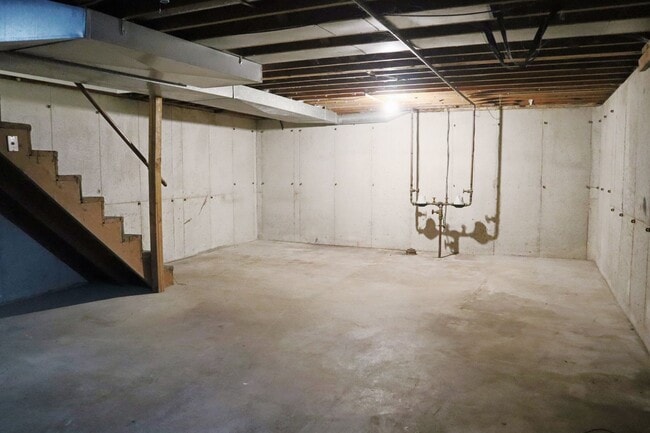 Building Photo - 2 Bed 1.5 Bath Duplex