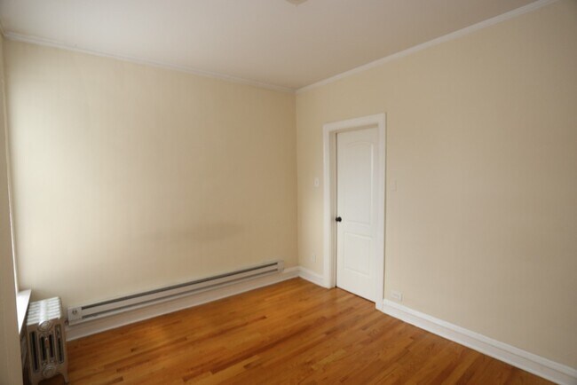 Building Photo - 4644 N Paulina St