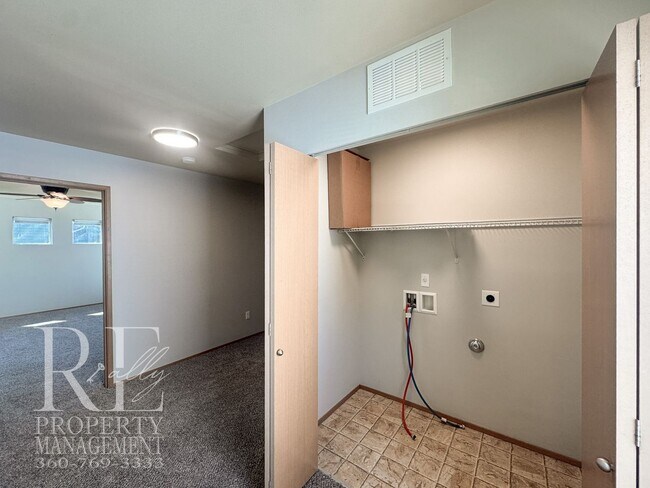 Building Photo - 2290 SW Siskin Cir
