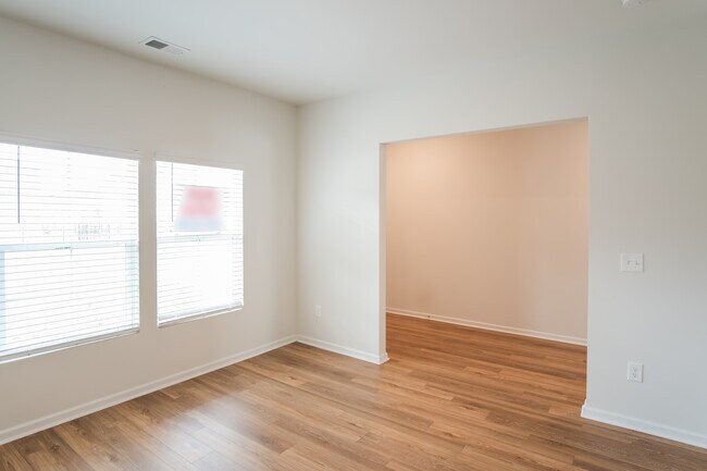 Building Photo - 375 Hidden Cove Dr
