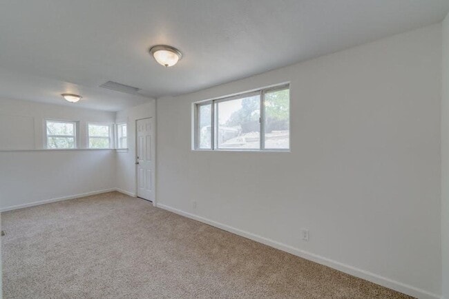 Building Photo - 4 bedroom 2 bath Home