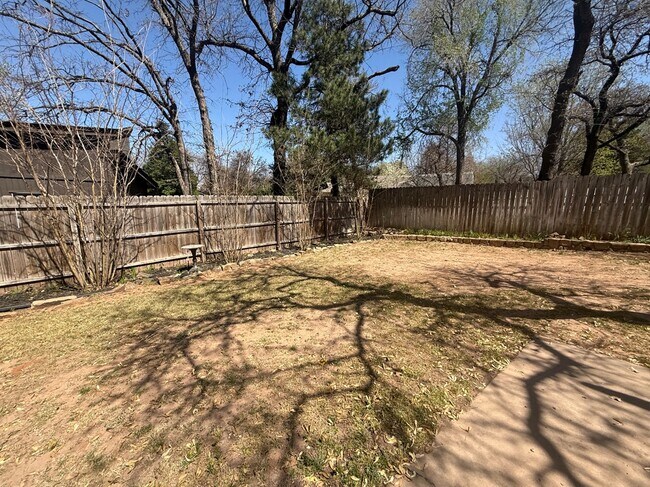 Building Photo - 1925 Bunting Ct