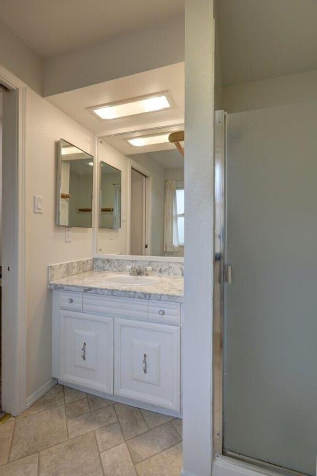 Building Photo - Spacious 4 Bedroom/3ba Bath Bellevue Home Available Now!