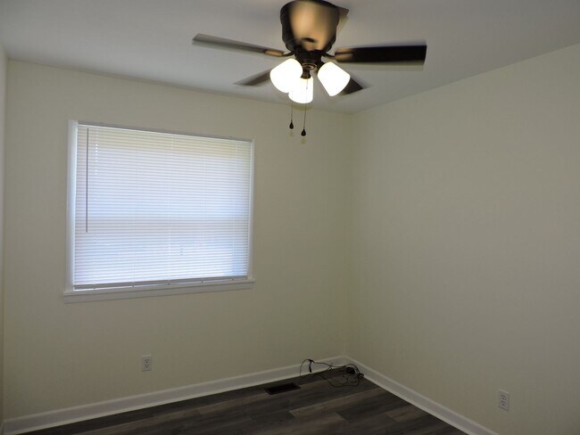 Building Photo - Convenient Norttheast location!