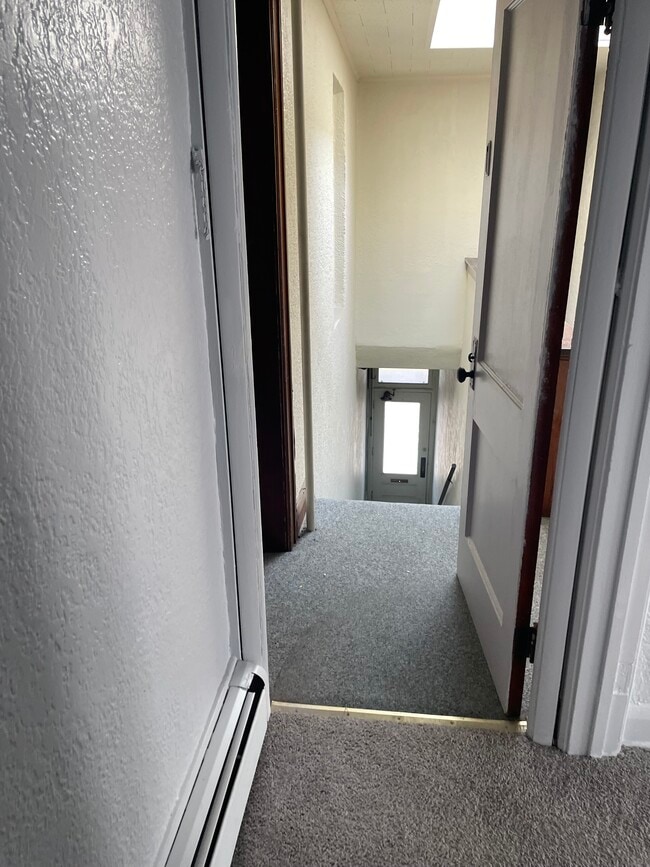 Safe Entryway - 213 Conant St