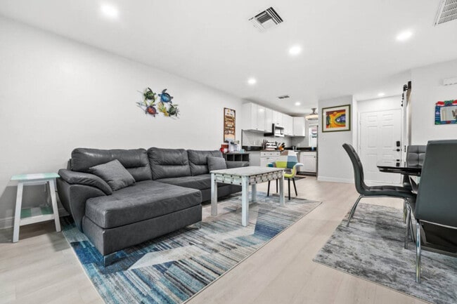 Building Photo - 1019 SE 40th St