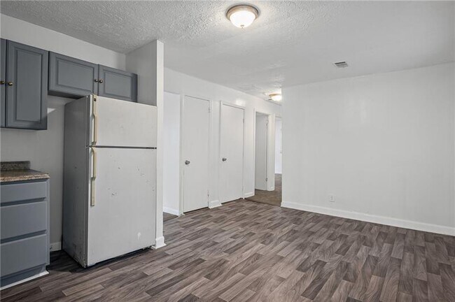 Building Photo - 305 Banberry Dr SE