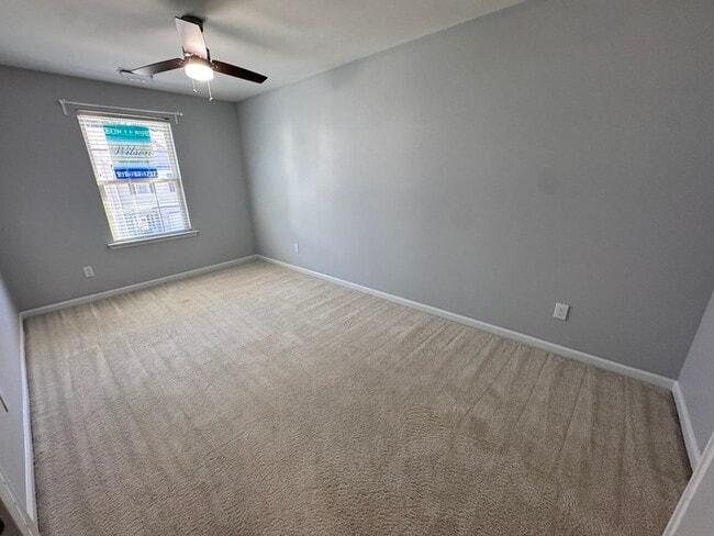 Building Photo - MOVE IN READY! 3 Bed 2.5 Bath Town Home
