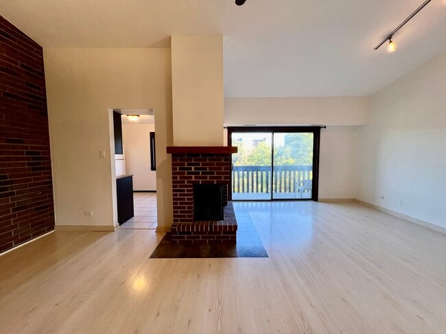 Building Photo - 5985 Lakeside Pl