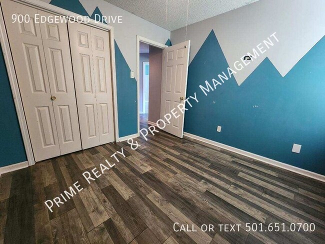 Building Photo - 900 Edgewood Dr